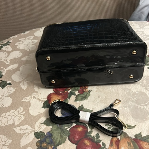 Black purse includes over shoulder strap - Picture 3 of 6